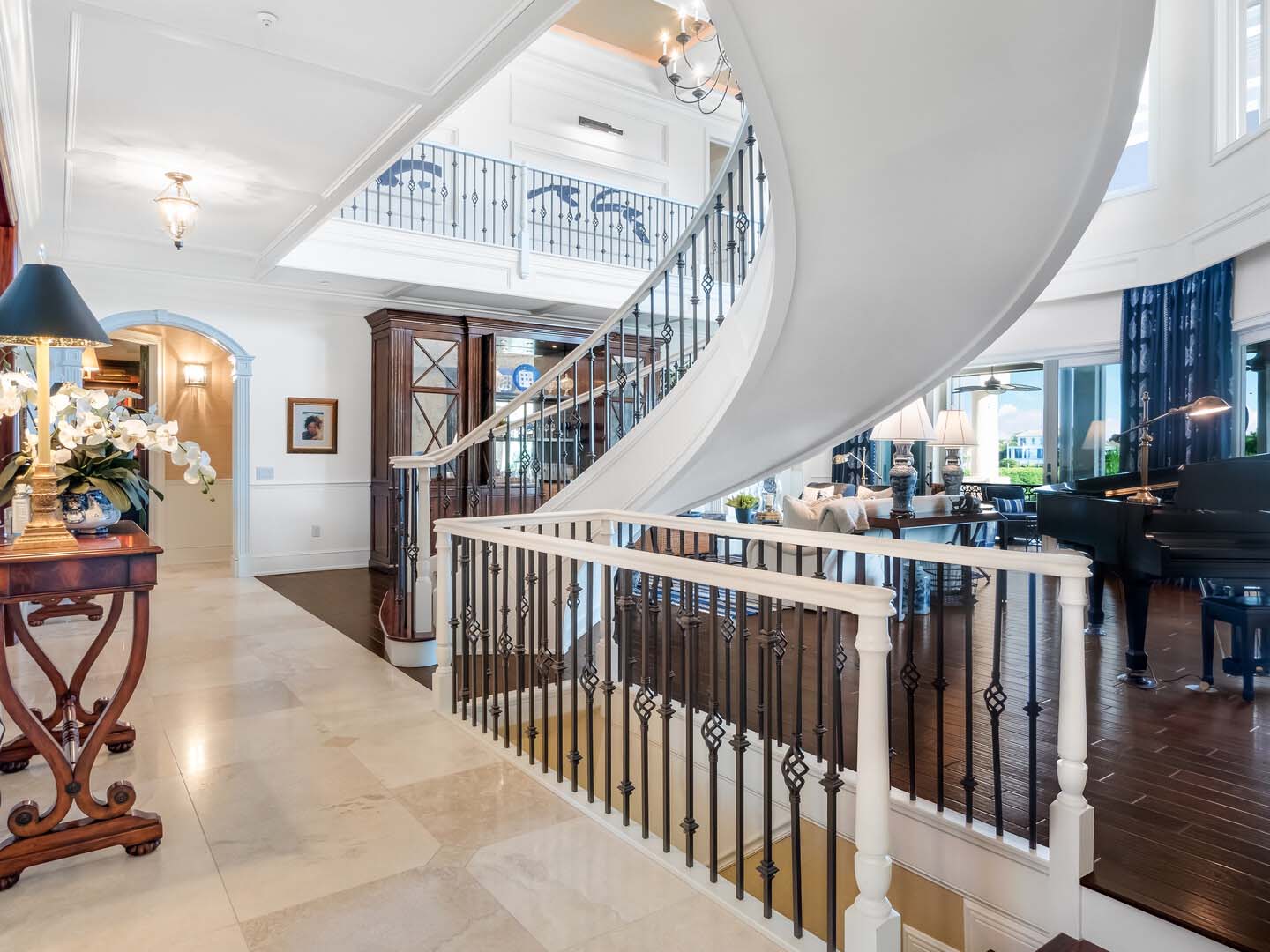 550 Harbor Point Road - Spiral staircase