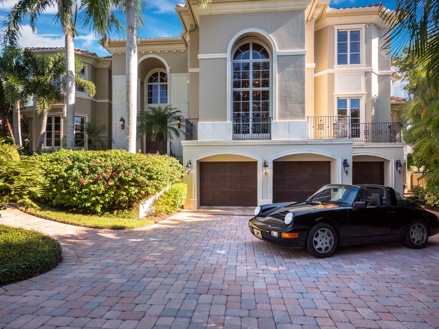 550 Harbor Point Road - Porsche out front