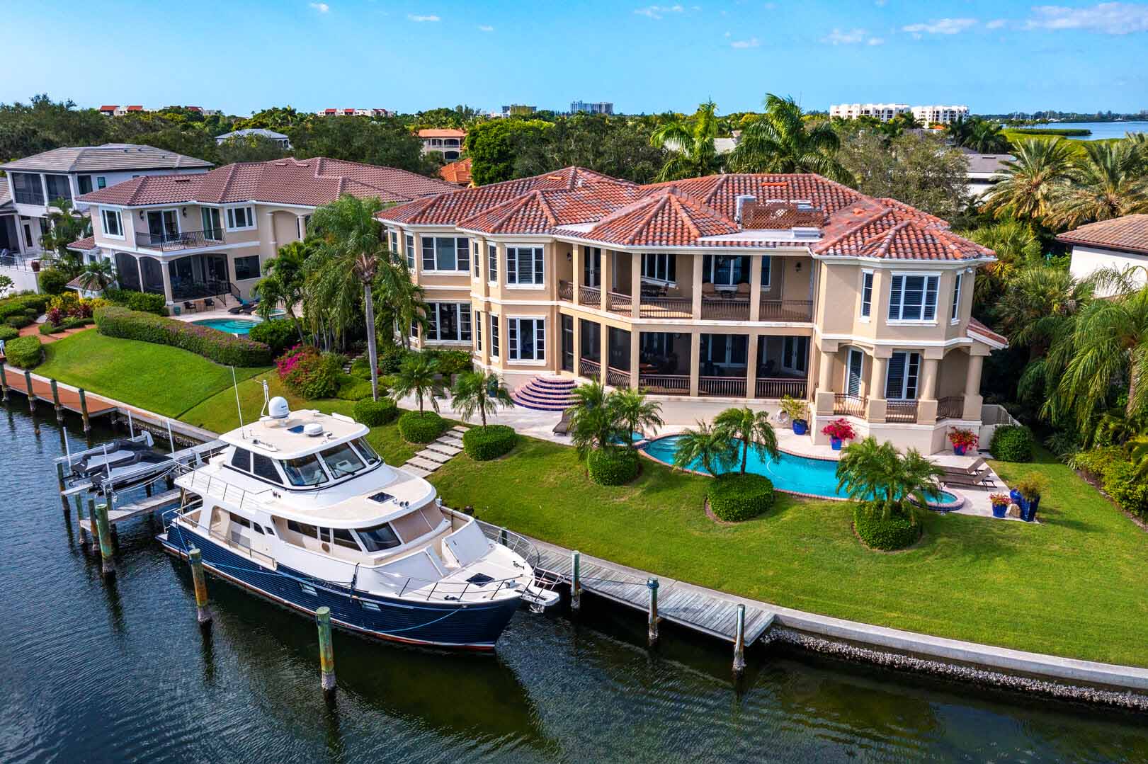 550 Harbor Point Road - Boat docked