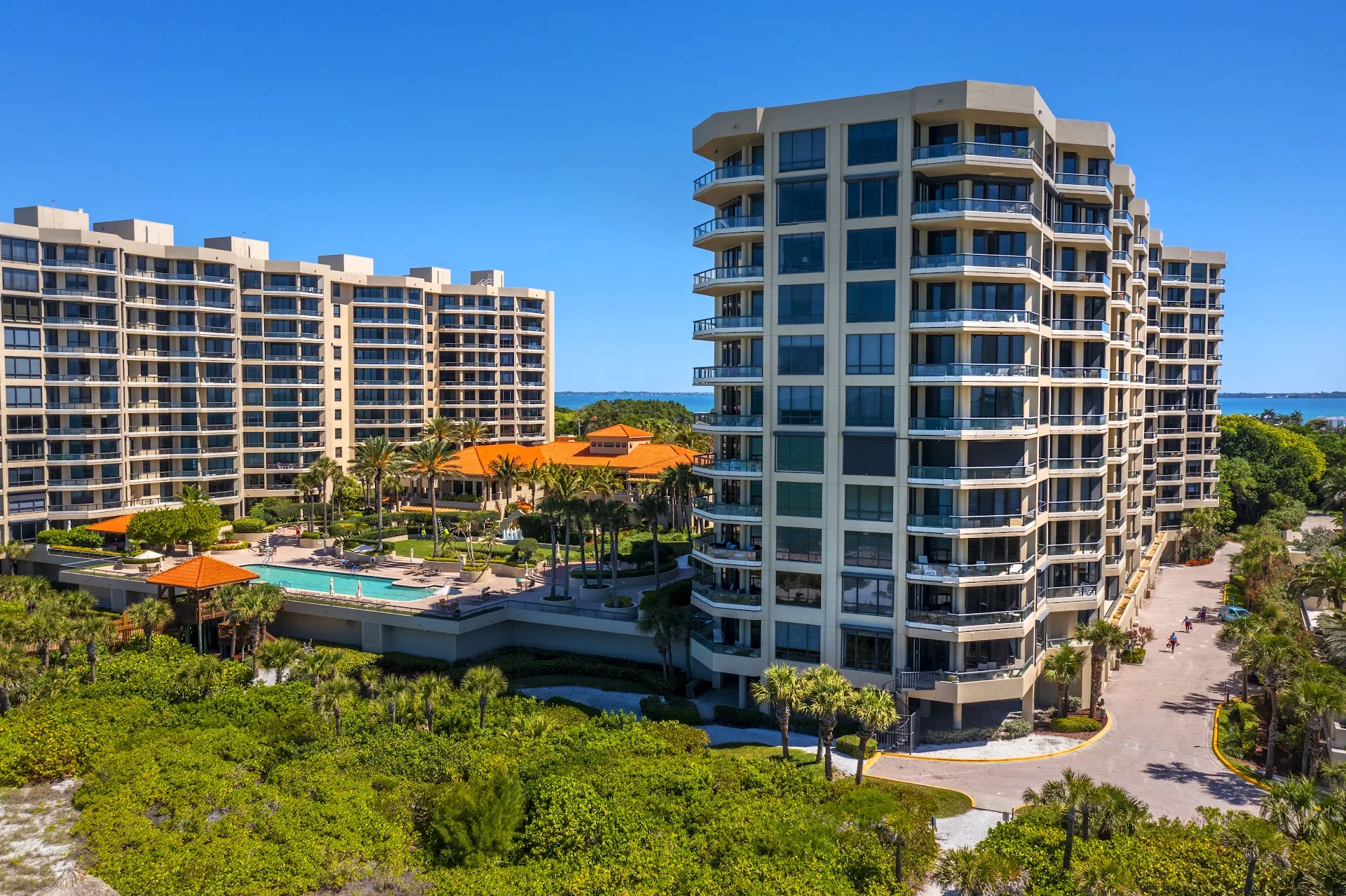 1241 Gulf of Mexico Dr PH02 Longboat Key FL 34228 MLS A4708305 (2)
